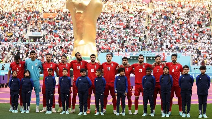 שחקני נבחרת איראן, שותקים בזמן שהמנון המדינה מתנגן