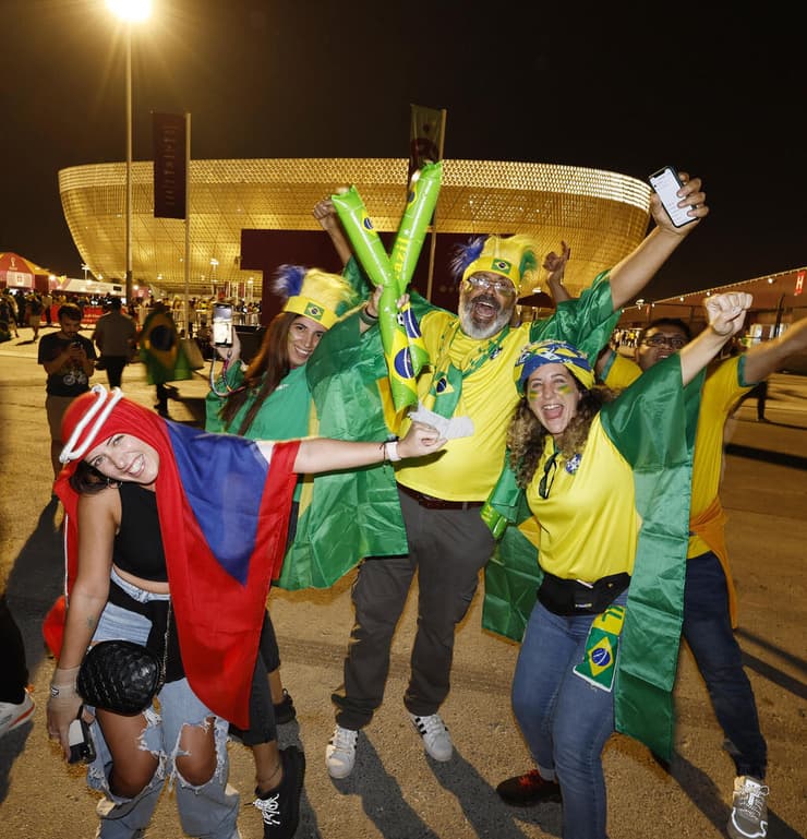מחוץ לאצטדיון ב לוסייל סיטי לפני המשחק בין ברזיל ל סרביה מונדיאל ב קטאר