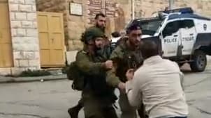 "שמאלנים אני אשבור לכם את הצורה" - תיעוד: חייל צה''ל תוקף את העיתונאי אלי ביתאן