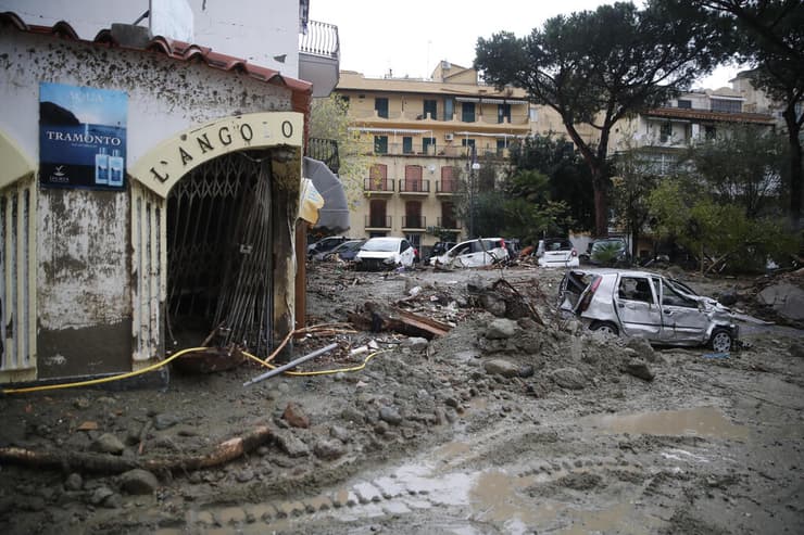 איטליה הרוגים שיטפונות מפולת בוץ ב אי איסקיה