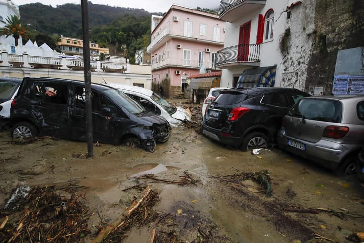 איטליה הרוגים שיטפונות מפולת בוץ ב אי איסקיה