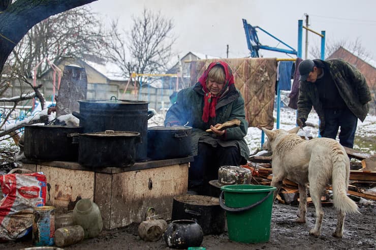 מבשלים אוכל לכלבים באזור חרקוב אוקראינה מלחמה מול רוסיה
