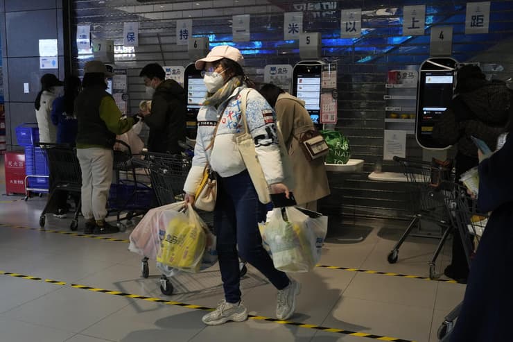 סין התפרצות קורונה מרוקנים מדפי סופרמרקטים ב בייג'ינג