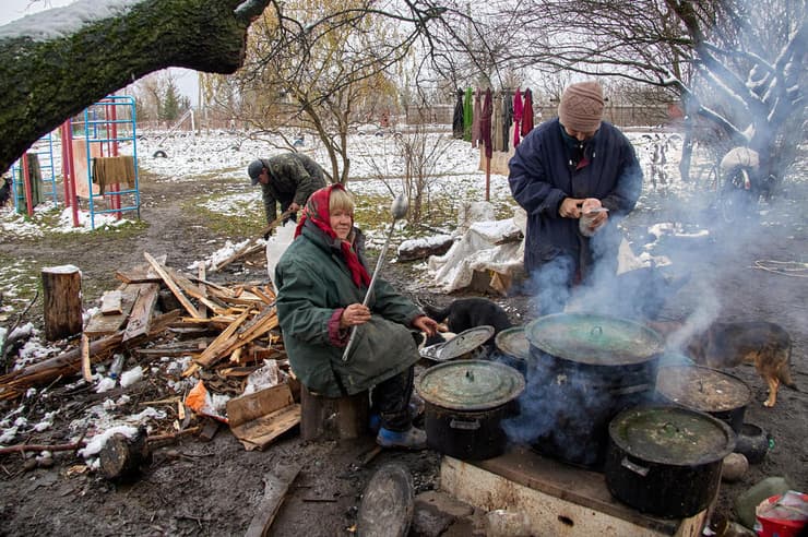 מבשלים אוכל לכלבים באזור חרקוב אוקראינה מלחמה מול רוסיה