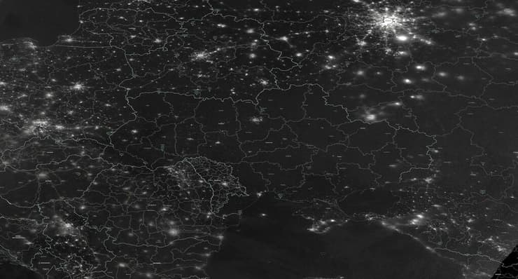 אוקראינה מוחשכת בעקבות מתקפות של רוסיה צילום לוויין של נאס"א ב-23 בנובמבר