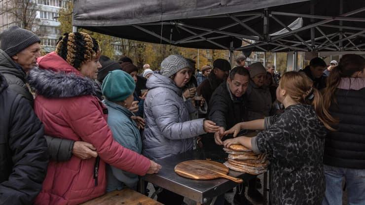 מחכים בתור לאוכל ב חרסון אוקראינה בצל מלחמה מול רוסיה