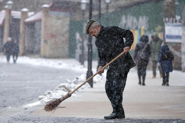 שלג ב קייב בירת אוקראינה בצל מלחמה מול רוסיה