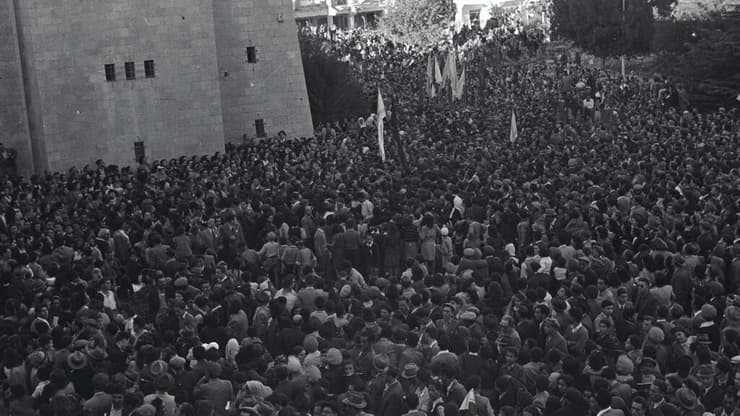 הפגנות שמחה של המונים בחצר המוסדות הלאומיים בירושלים לאחר הצבעת האו"ם