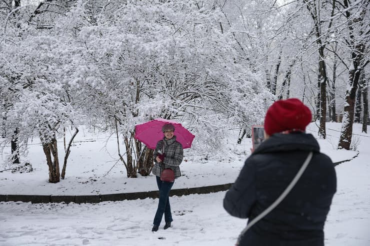 שלג ב קייב בירת אוקראינה בצל מלחמה מול רוסיה