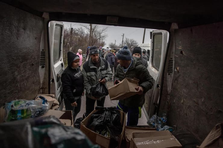 מחלקים מזון ולחם לתושבים באזור חרסון אוקראינה בצל מלחמה מול רוסיה