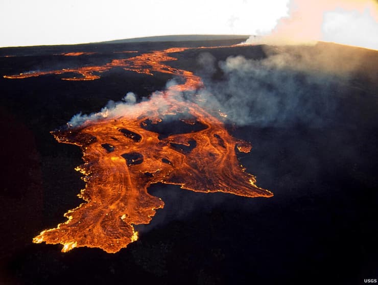 ארה"ב הוואי התפרצות ראשונה של הר הגעש מאונה לואה אחרי 38 שנה כאן רואים את ההתפרצות הקודמת ב 1984