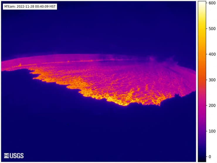ארה"ב הוואי התפרצות ראשונה של הר הגעש מאונה לואה אחרי 38 שנה מתוך תמונה שפרסם המכון הגאולוגי מתוך מצלמת רשת
