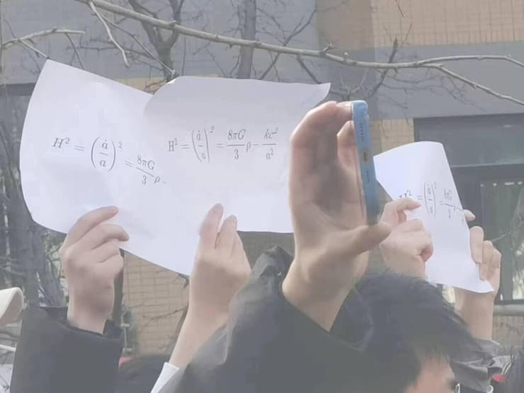 מפגינים עם שלטים שעליהם נוסחה מתמטית בשם משוואת פרידמן ב אוניברסיטת צינגוהאה ב בייג'ינג סין מחאה נד מדיניות ה קורונה