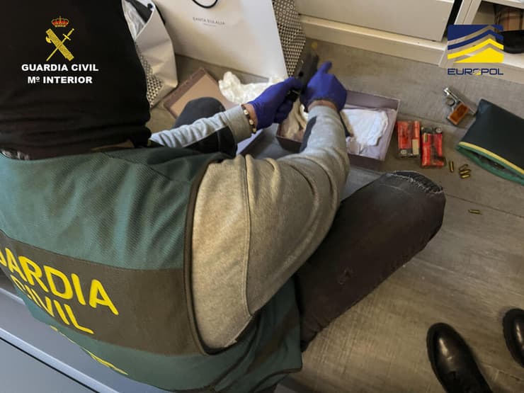 מבצע מעצרים של חשודים ב קרטל הברחות סם קוקאין ל אירופה בתמונות שפרסמה סוכנות יורופול