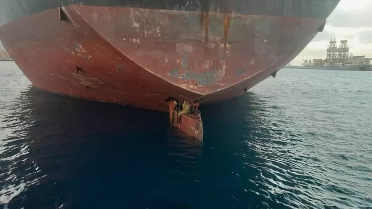  מסתננים מהגרים שנמצאו על הגה כיוון של מכלית נפט שעשתה מסע בן 11 יום מ ניגריה ל האיים הקנריים