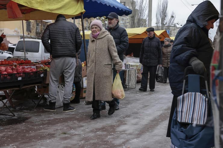 אוקראינה קונים אוכל ב שוק ב קייב שלג