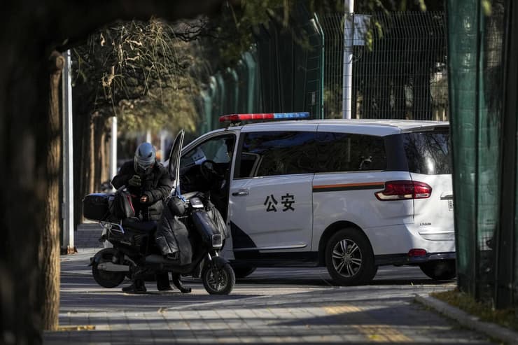 ניידות משטרה ב בייג'ינג בצל מחאה נגד מדיניות קורונה סין