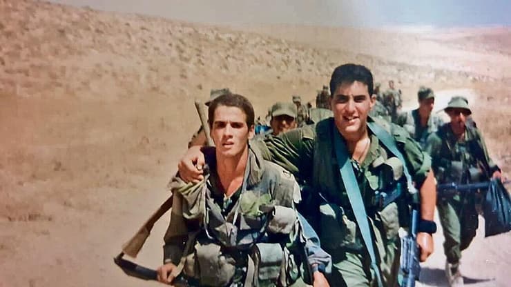 שירה (מימין) בשירות הצבאי