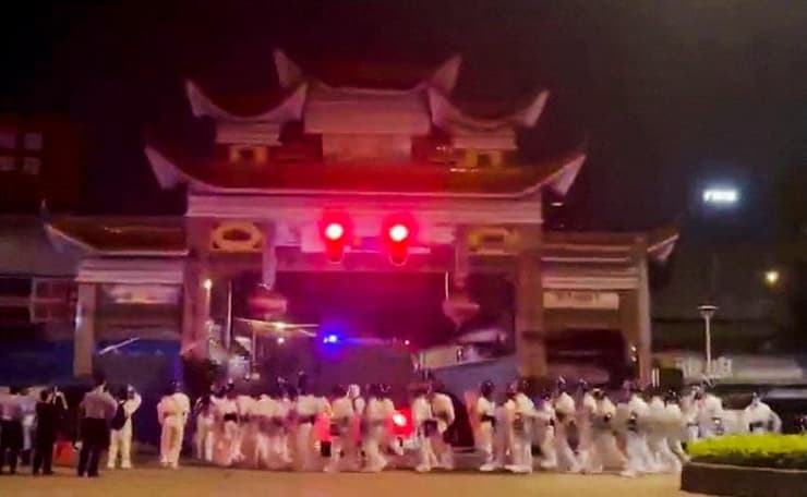מחאה  ב סין נגד מדיניות קורונה בעיר  גואנגג'ואו