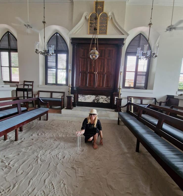 רצפת בית הכנסת בסנט תומאס מכוסה בחול ים