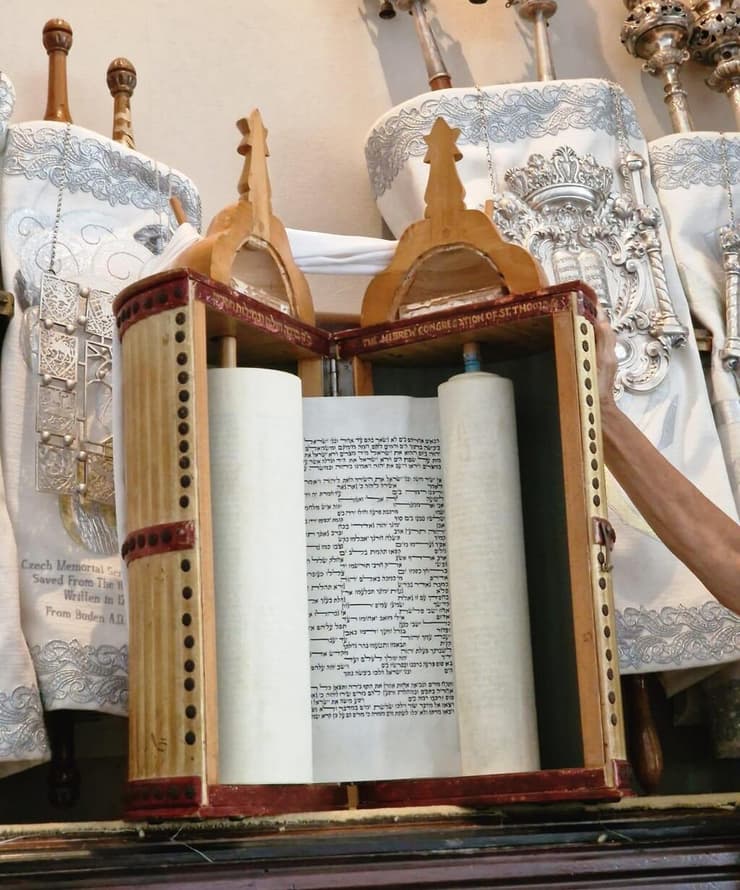 ספר תורה בבית הכנסת בסנט תומאס