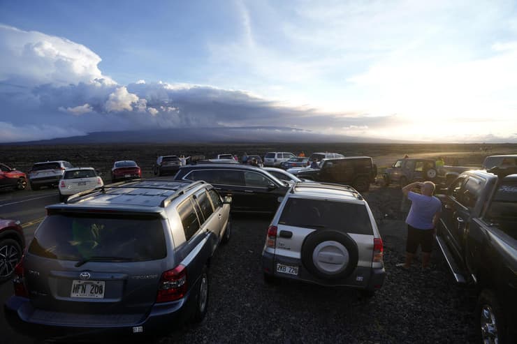 תיירים התפרצות הר הגעש מאונה לואה ב הוואי הר הגעש הפעיל הגדול בעולם