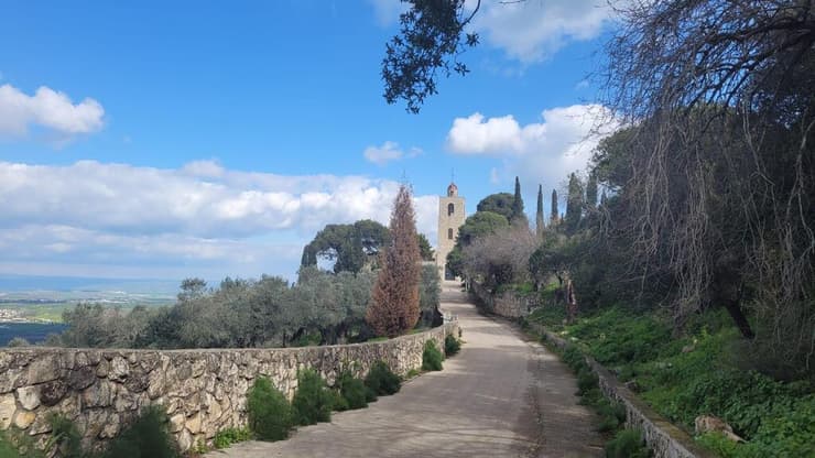 הכביש בפסגת התבור ובהמשכו המנזר היווני-אורתודוכסי