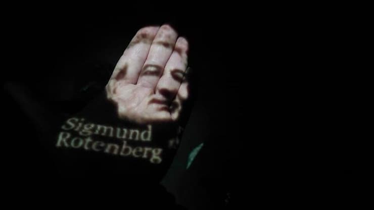 דמותו של הסב, זיגמונד רוטנברג, על כף ידה של אמילי