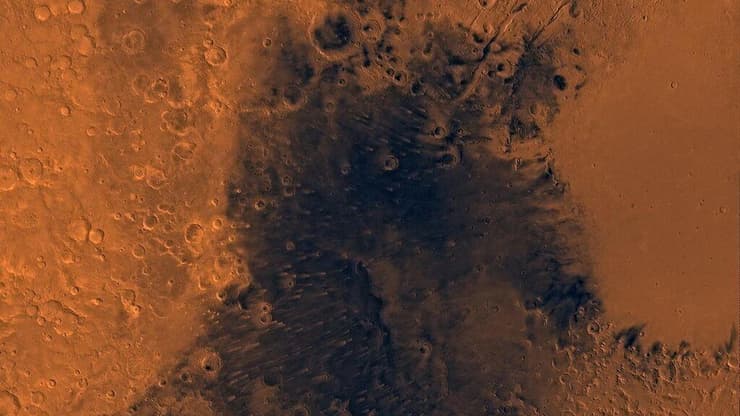 כתם שחור גדול על מאדים: זהו ככל הנראה אזור סירטיס מייג'ור