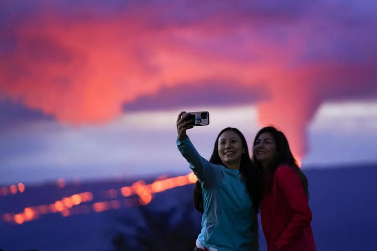 תיירים תיירים התפרצות הר הגעש מאונה לואה ב הוואי הר הגעש הפעיל הגדול בעולםהר הגעש מאונה לואה ב הוואי הר הגעש הפעיל הגדול בעולם