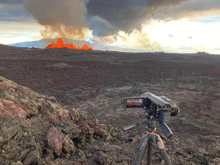 תיירים התפרצות הר הגעש מאונה לואה ב הוואי הר הגעש הפעיל הגדול בעולם