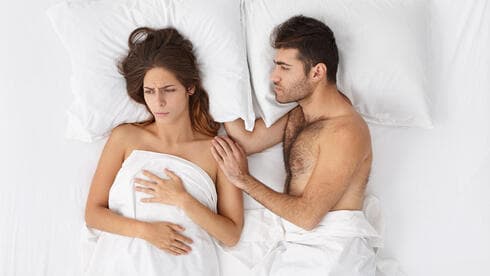 גבר ואישה במיטה 