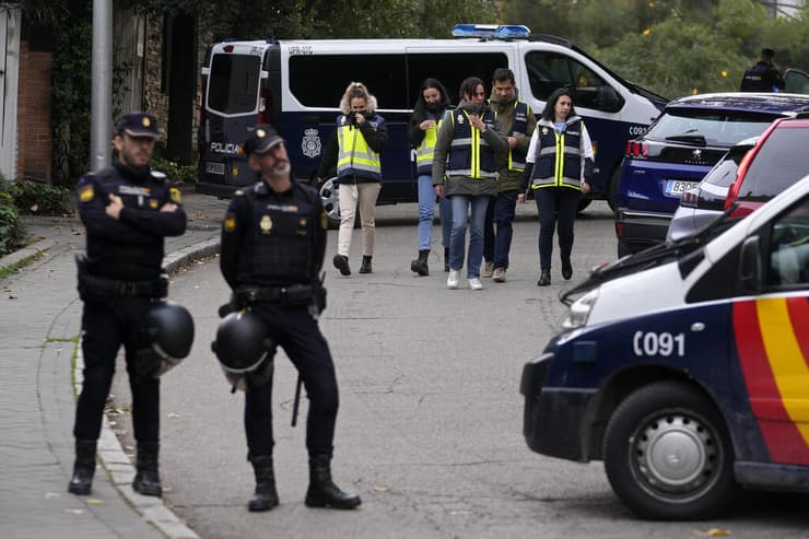 ספרד חבילות נפץ בצל המלחמה באוקראינה שוטרים שגרירות אוקראינה ב מדריד