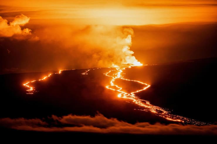 התפרצות הר הגעש מאונה לואה ב הוואי הר הגעש הפעיל הגדול בעולם