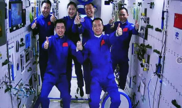 בפעם הראשונה שוהים שישה סינים יחד בתחנת החלל. הצוות המלא עם כניסתם של שלושת הטייקונאוטים החדשים לתחנה 