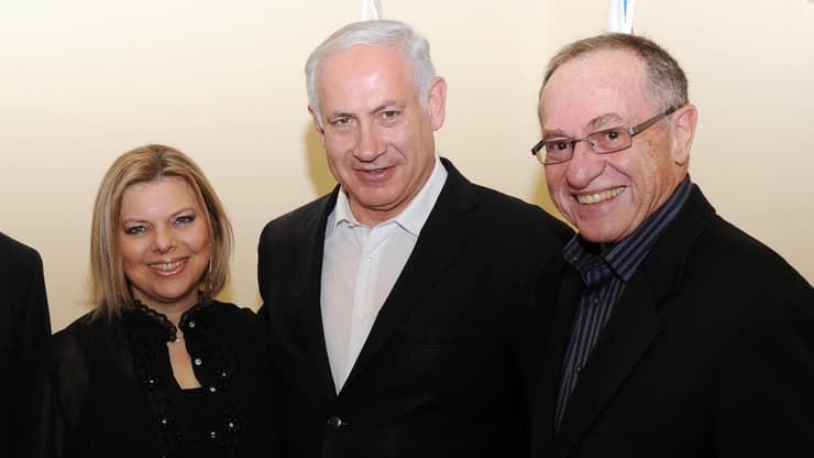 ראש הממשלה בנימין נתניהו (שני מימין) נפגש עם פרופסור אלן דרשוביץ מארצות הברית, בבית ראש הממשלה בירושלים