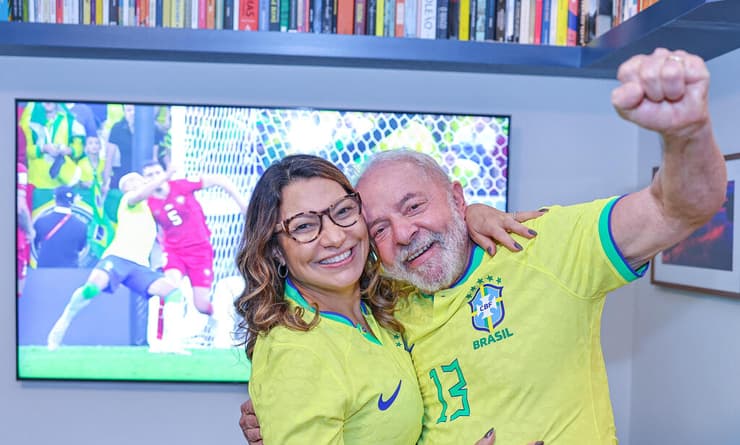 נשיא ברזיל לולה ואשתו עם חולצה של נבחרת ברזיל 