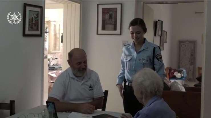 שוטרת מחזירה טאבלט לאישה בת 91 את הטאבלט שגנבו ממנה, עליו יש תמונות משפחתיות ללא גיבוי 