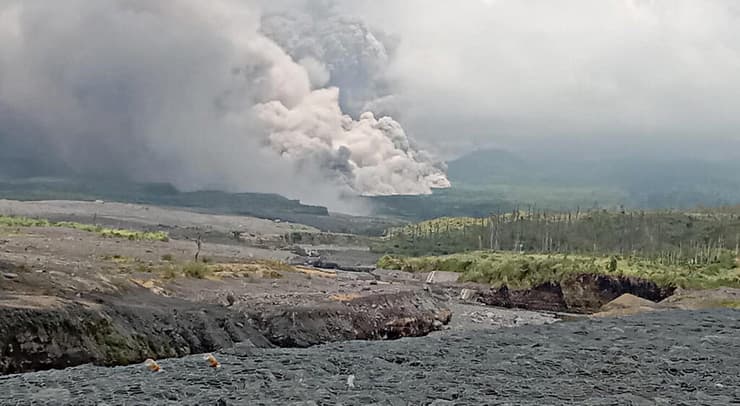 התפרצות הר געש ההר סמרו באי ג'אווה אינדונזיה