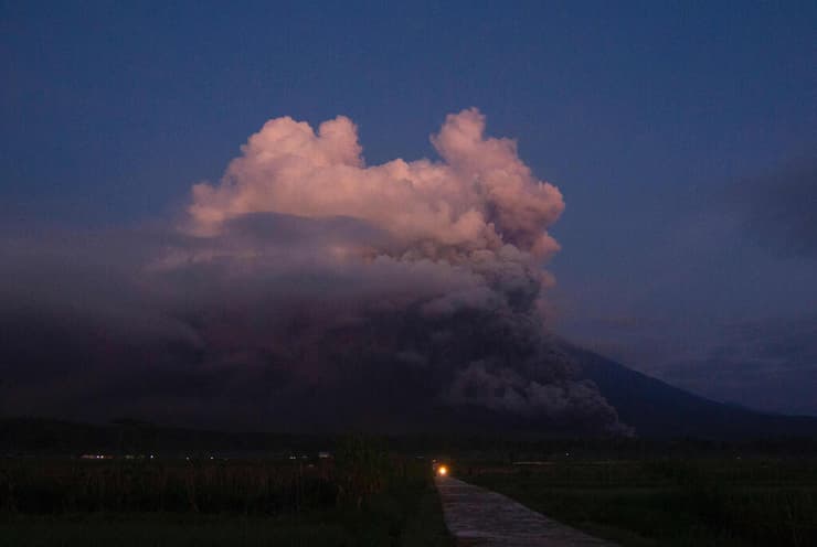 התפרצות הר געש ההר סמרו באי ג'אווה אינדונזיה