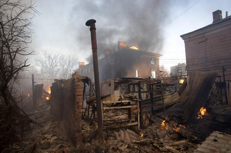 אוקראינה מכבי אש התקפה בחמוט שב דונייצק