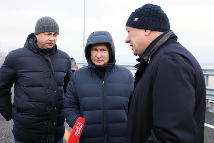 נשיא רוסיה ולדימיר פוטין מבקר ב 5 דצמבר ב גשר קרץ' ב קרים ש פוצץ ב אוקטובר 