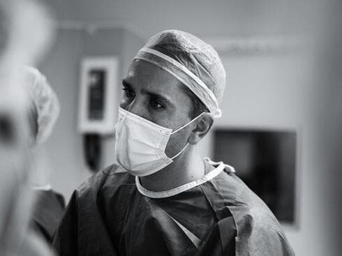 ד"ר ווסקו בעת ביצוע הליך אנדוסקופי