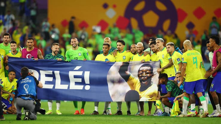 שחקני ברזיל עם השלט לפלה