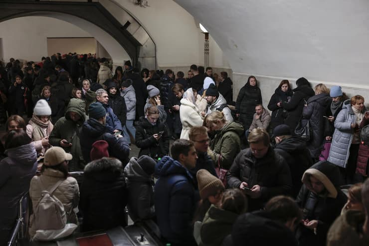 אוקראינה מסתתרים בזמן אזעקה מתקפה של רוסיה קייב רכבת תחתית