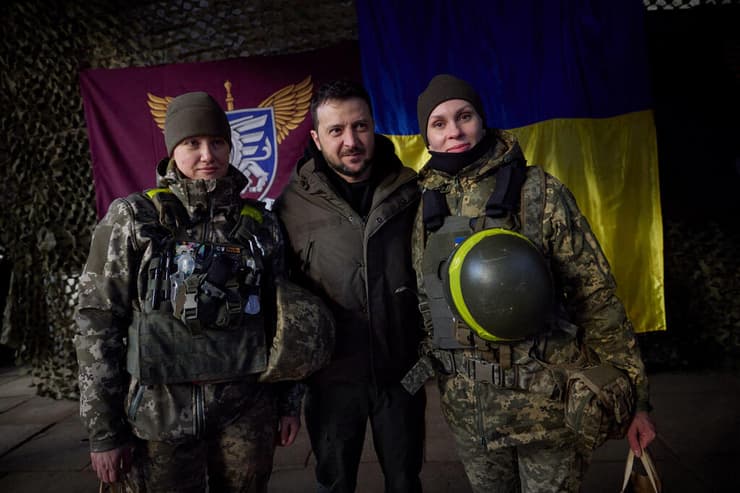 נשיא אוקראינה וולודימיר זלנסקי עם חיילים ב חבל דונבאס 