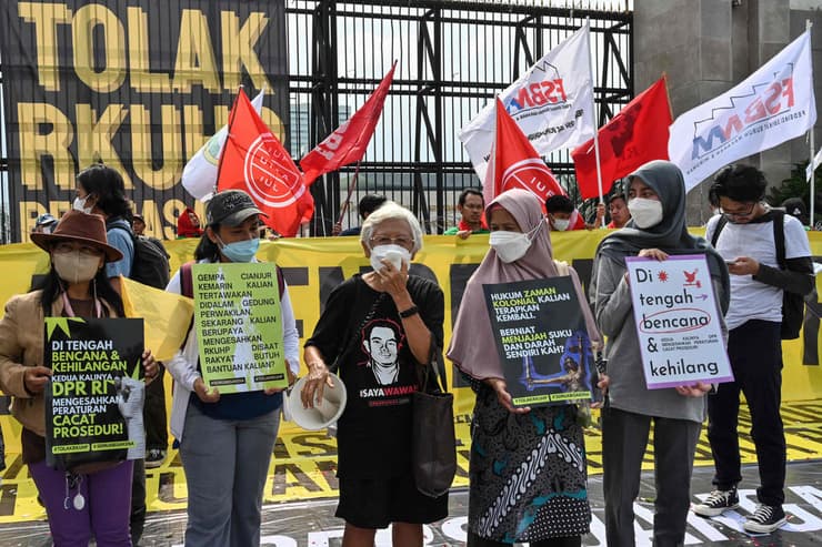 אינדונזיה מפגינים מחוץ לפרלמנט ב ג'קרטה נגד חוק שאוסר על יחסי מין מחוץ לנישואים