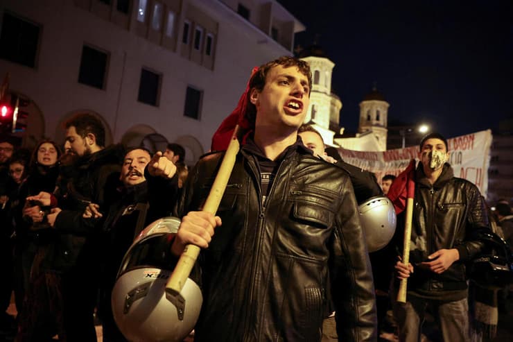 יוון מהומות ב סלוניקי אחרי ש שוטר ירה בראשו של נער צועני