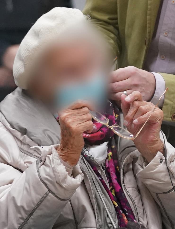 אימגרד פורכנר בת 97 ב בית משפט ב גרמניה שמואשמת ב סיוע לרצח המונים בזמן ששימשה כ מזכירה של קצין SS ב מחנה ריכוז שטוטהוף ב השואה