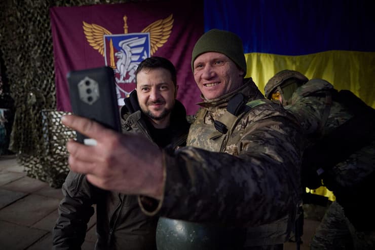 נשיא אוקראינה וולודימיר זלנסקי עם חיילים ב חבל דונבאס 
